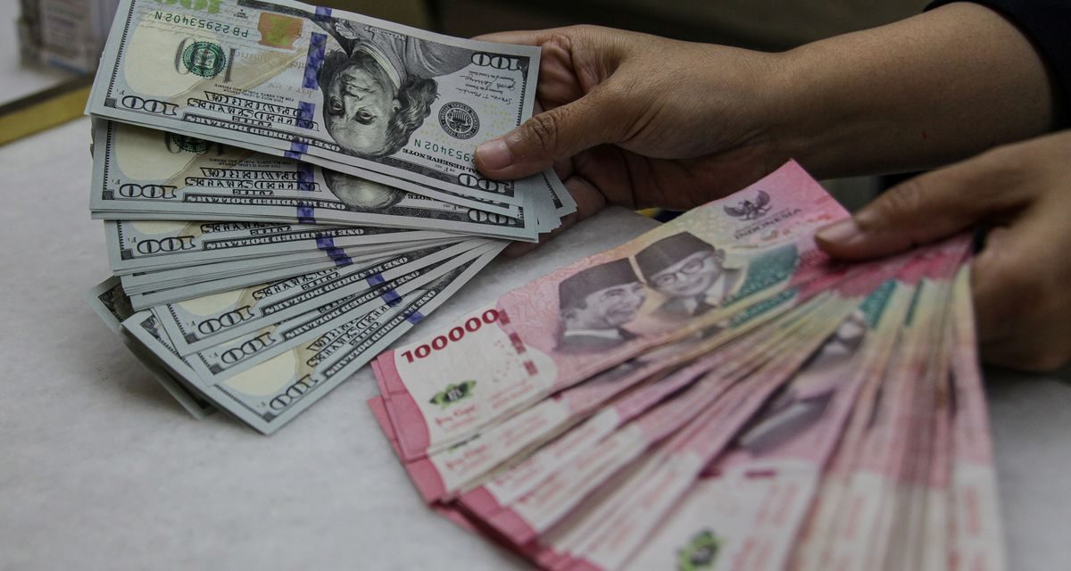 Rupiah Tertekan Saat Dolar Menguat, Dampaknya Bagi Rakyat?