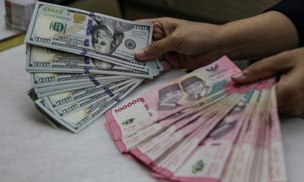 Rupiah Tertekan Saat Dolar Menguat, Dampaknya Bagi Rakyat?