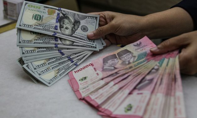 Rupiah Tertekan Saat Dolar Menguat, Dampaknya Bagi Rakyat?