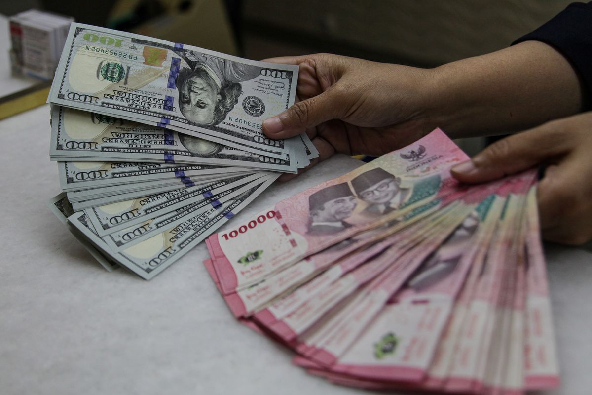 Rupiah Tertekan Saat Dolar Menguat, Dampaknya Bagi Rakyat?