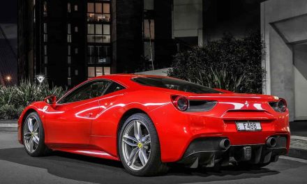 Mobil Ferrari: Desain Sporty, Performa Mesin, Teknologi Modern