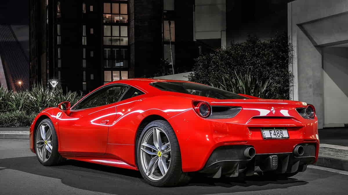 Mobil Ferrari: Desain Sporty, Performa Mesin, Teknologi Modern