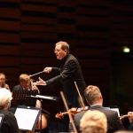 Musik Orkestra: Instrumen, Konduktor, Dan Keindahan Permainan