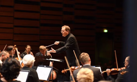Musik Orkestra: Instrumen, Konduktor, Dan Keindahan Permainan