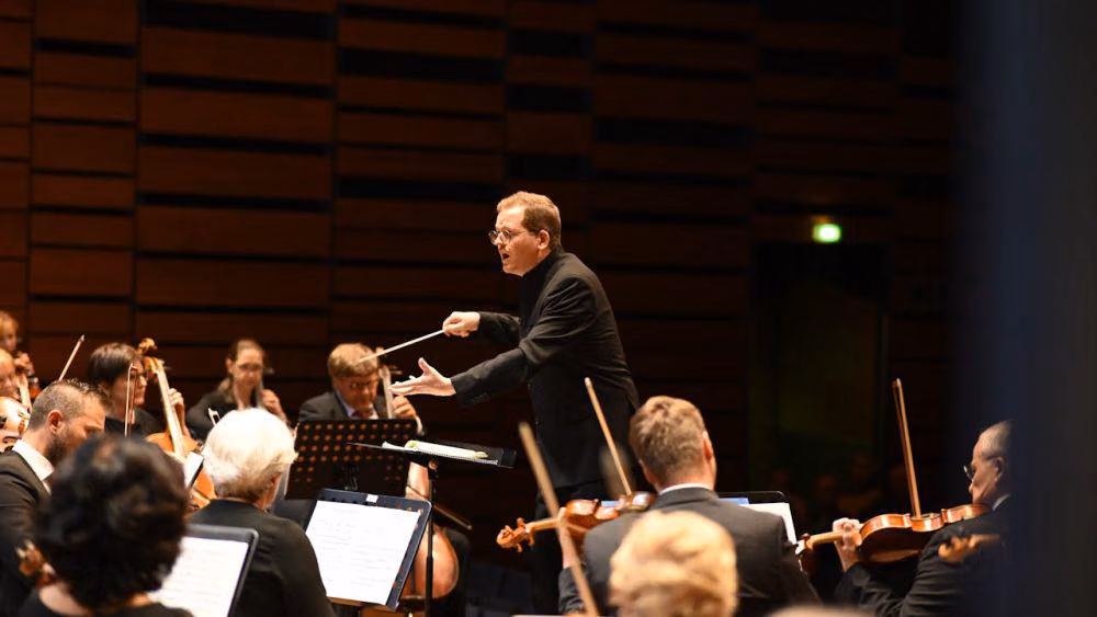 Musik Orkestra: Instrumen, Konduktor, Dan Keindahan Permainan